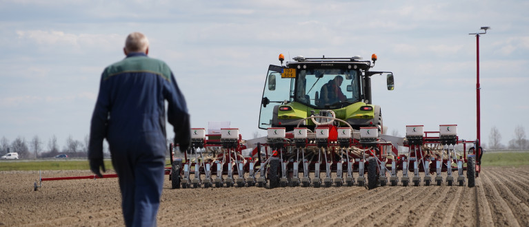 Een machine op het land aan het werk