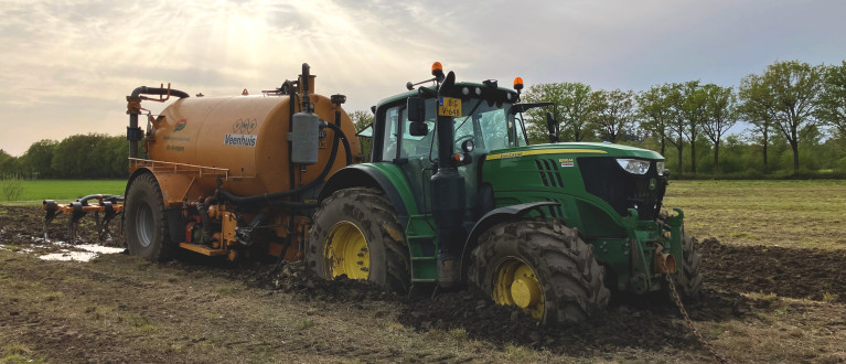 tractor zit vast in grond vanwege regenval