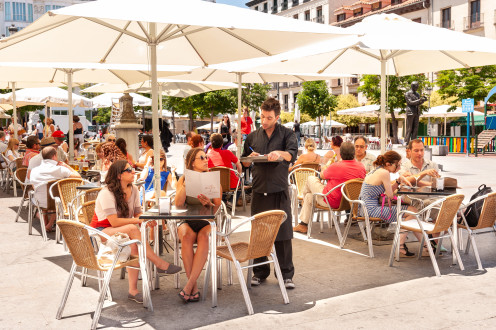 medewerker op een terras