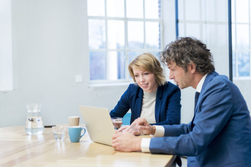 Twee collega's aan een tafel