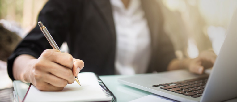 vrouw aan het werken op een laptop