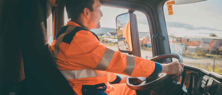 Chauffeur achter stuur in vrachtwagen