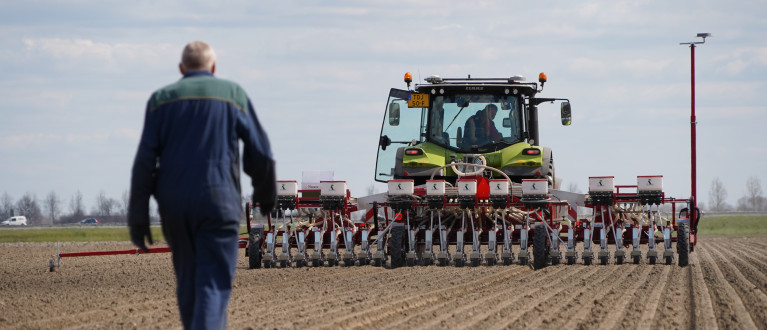 Man in weiland en tractor