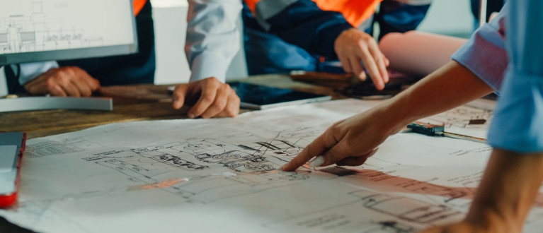 Groep mensen bij bouwplannen