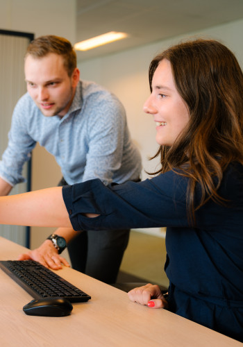 Collega wijst naar scherm