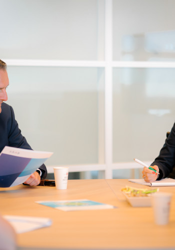 Collega's lachen aan tafel