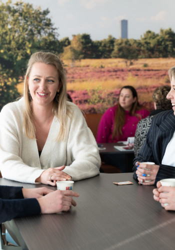 Collega's zitten aan tafel